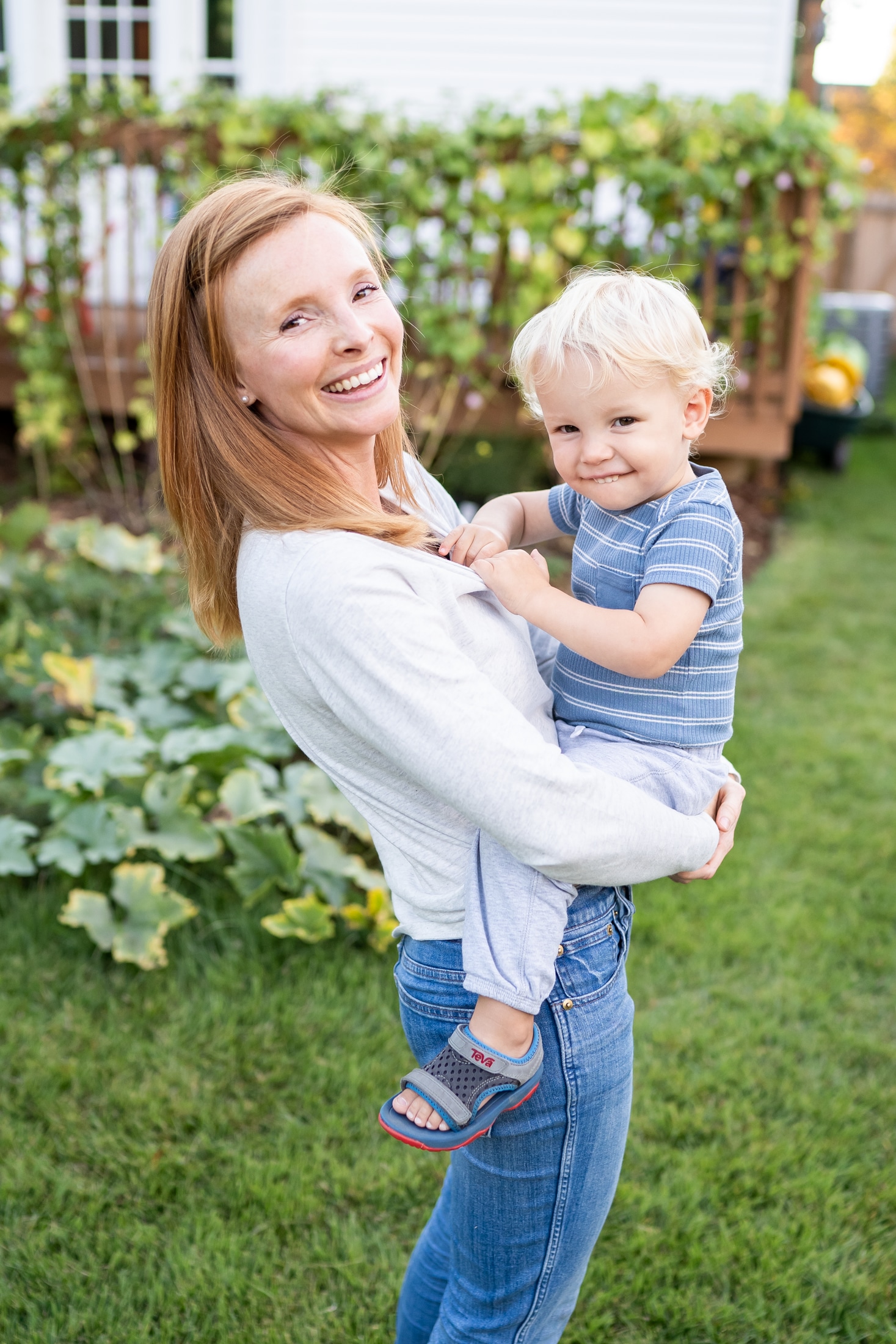 Shoulder ride smiles: Capturing Jancey's family's unique personalities in these high-energy action shots.