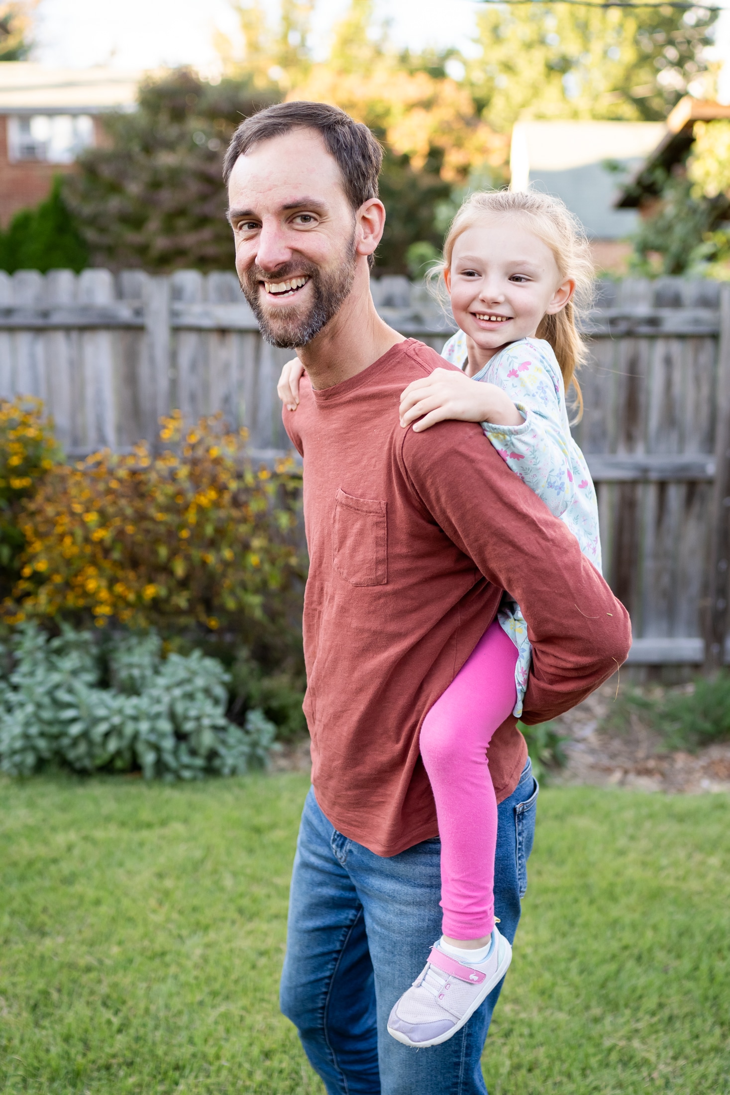 Shoulder ride smiles: Capturing Jancey's family's unique personalities in these high-energy action shots.